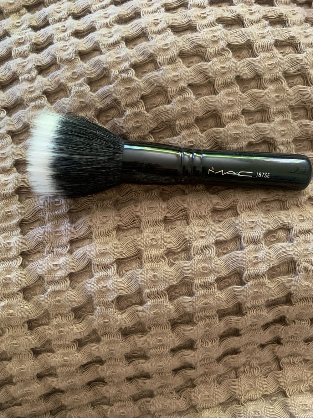 MAC Cosmetics Black Handle Duo-Tone Powder Brush (187SE)